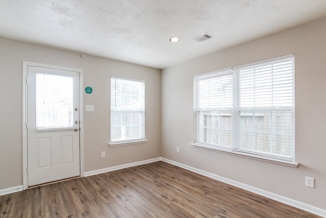 Foto del edificio - 8138 Sanders Glen Ln
