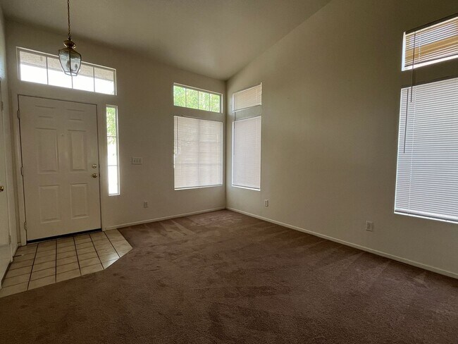 Building Photo - Charming 3 bedroom, 2.5 bathroom home!