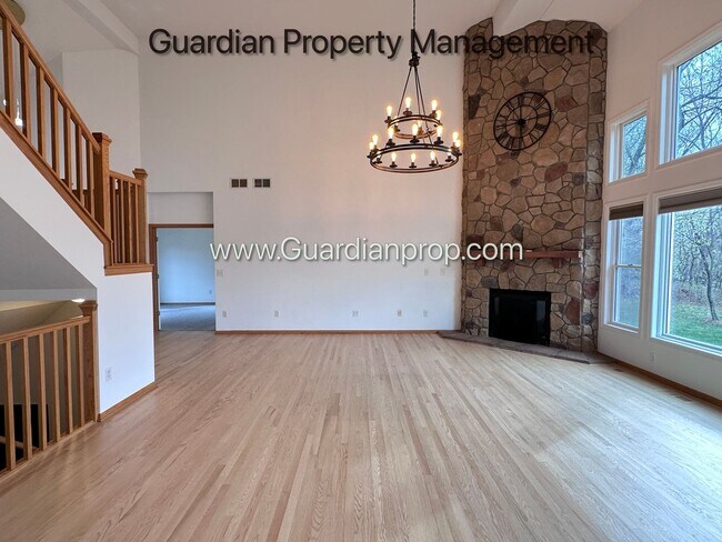 Foto del edificio - Minnetonka Home, 3 Car Garage, Large Primary, Updated Kitchen, Patio