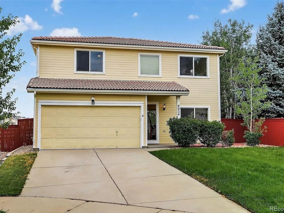 Beautiful Home with Open Floor Plan, Spacious Loft & Private Fenced Yard!! - Beautiful Home with Open Floor Plan, Spacious Loft & Private Fenced Yard!!