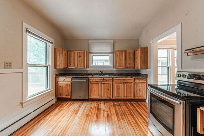 Building Photo - Victorian Home Downtown! 6 - Month Leases ...