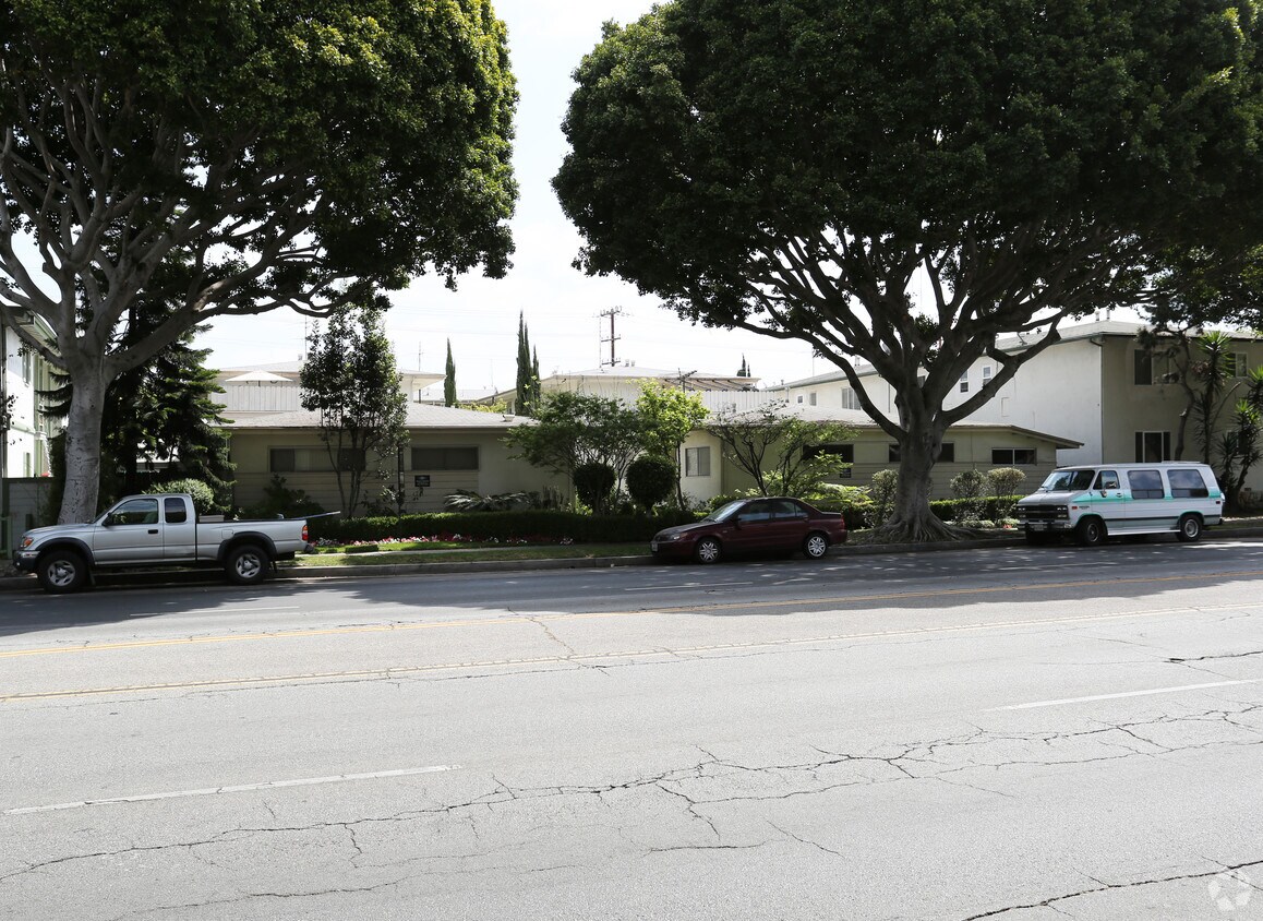 Primary Photo - 4430-4440 Overland Ave