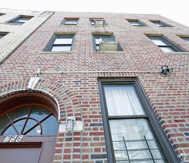 Building Photo - 756 S Oak