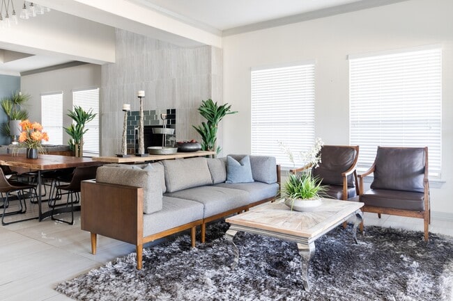 Ponte en contacto con nuestro equipo para tu recorrido personalizado hoy mismo. - Alister Oak Hill