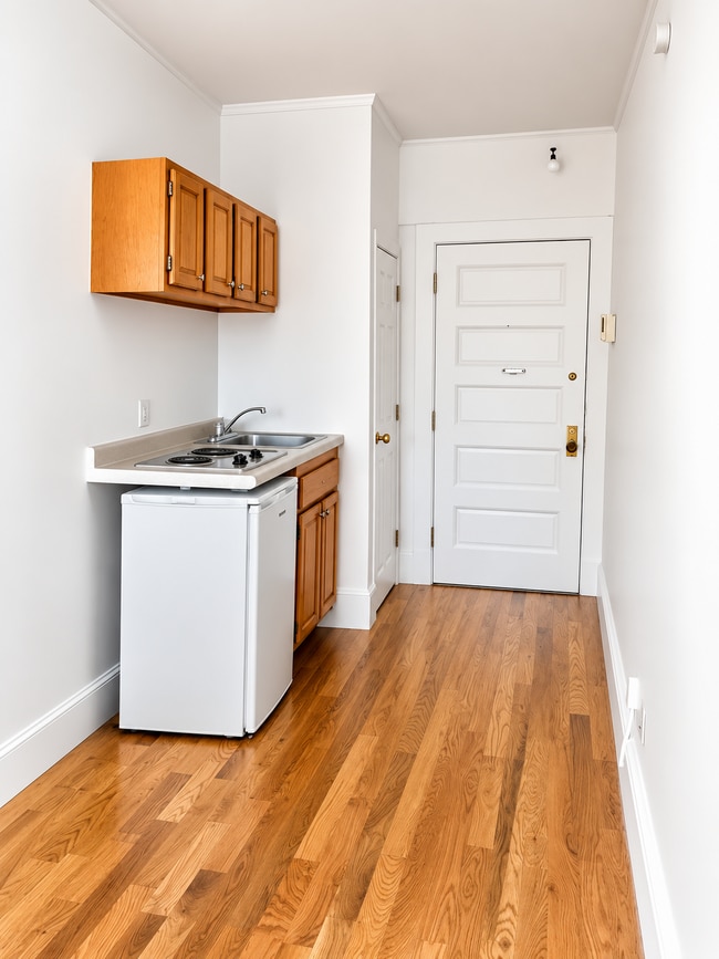 Building Photo - 1044 Beacon St