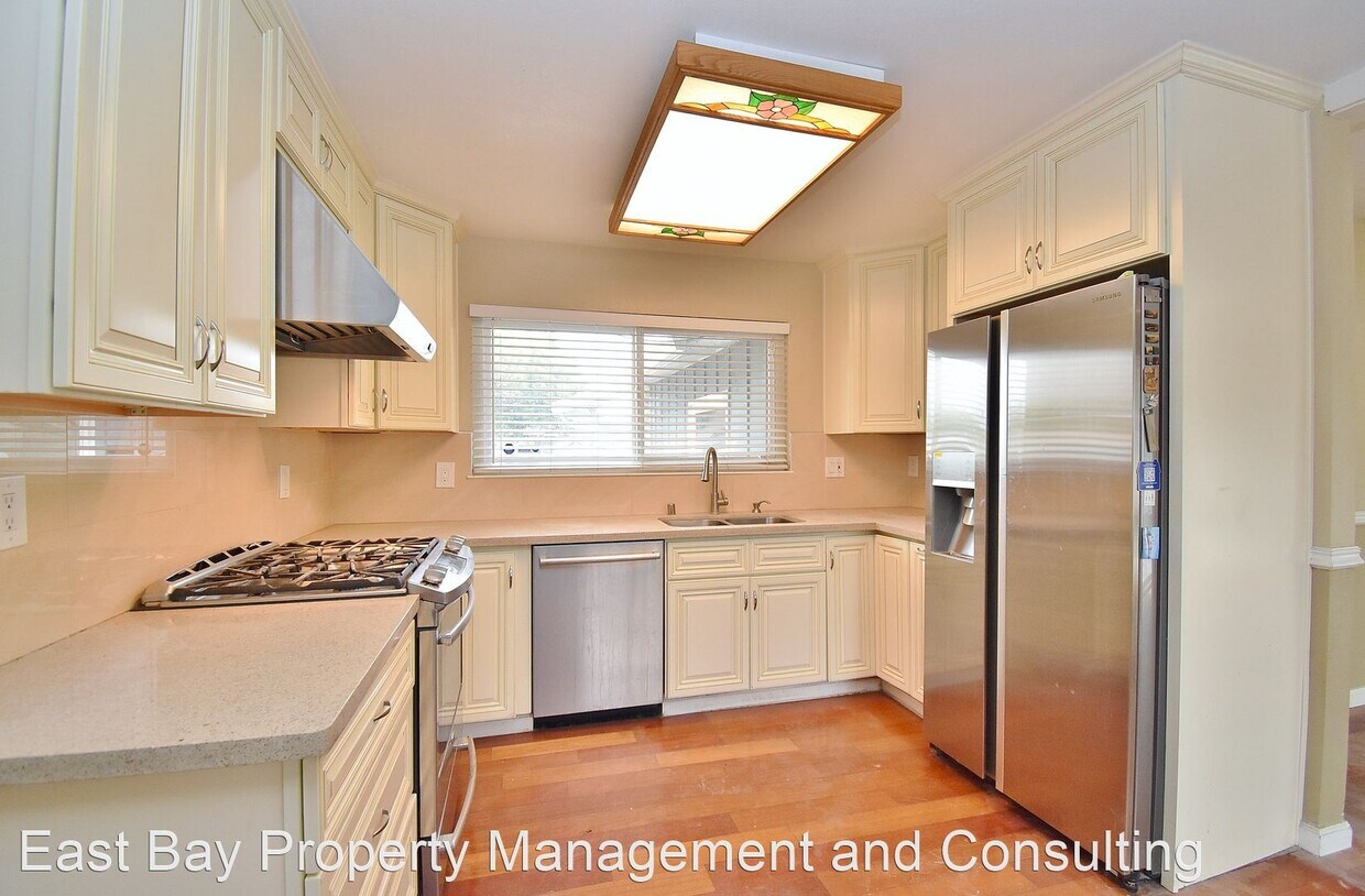 Primary Photo - 3 br, 2 bath House - 41532 Trenouth St.