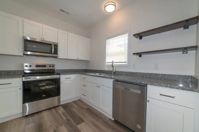 Building Photo - Midway Townhome