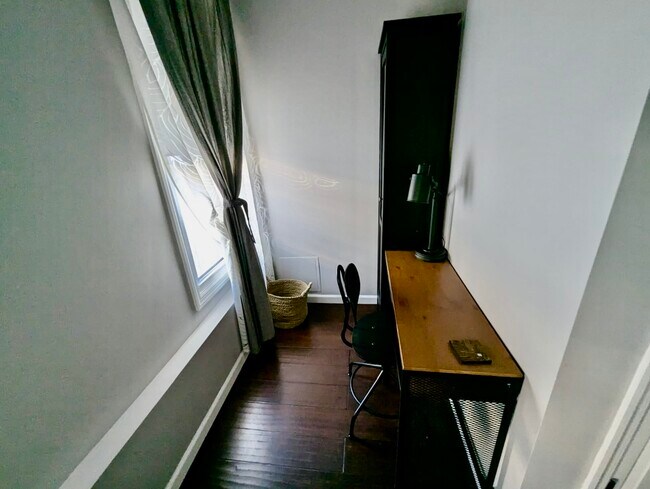 2nd bedroom and workspace - 4731 Beach 47th St