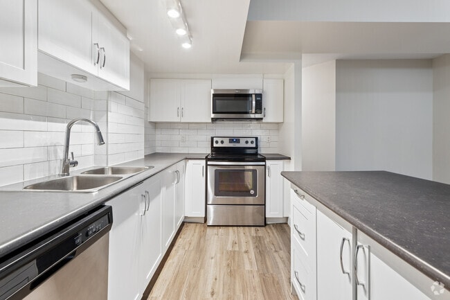 1BR, 1BA - 755SF - Kitchen - 4141 Bathurst