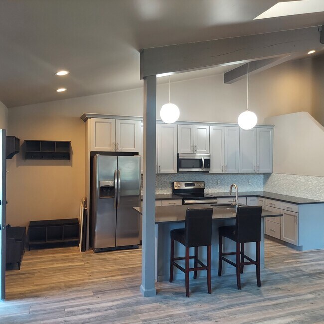 Building Photo - 211 W Beaver Creek Blvd