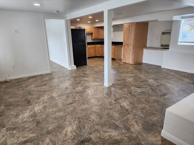 Building Photo - Spacious 1BR/1BA Close to Beach in IB