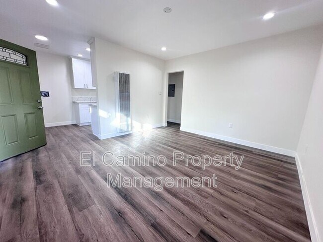 Building Photo - 728 S Indiana St