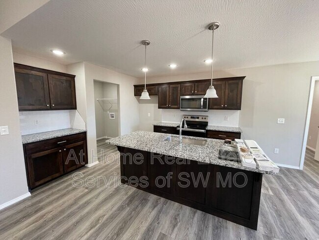 Building Photo - 657 Southgate Dr