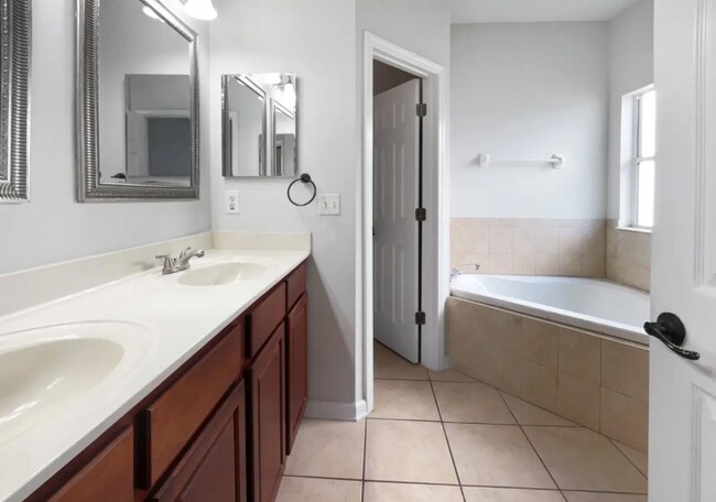 Building Photo - 3583 Old Village Dr