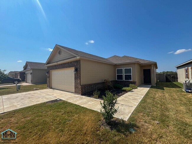 Foto del edificio - Inviting 3-bedroom, 2-bathroom House, Epit...