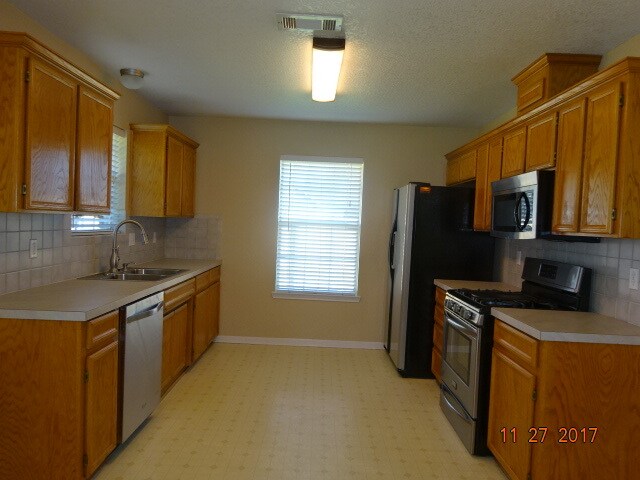 Building Photo - 1100 Chablis Dr