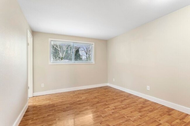 Building Photo - 2 bedroom Available! Pets OK! 1ST MONTH RE...