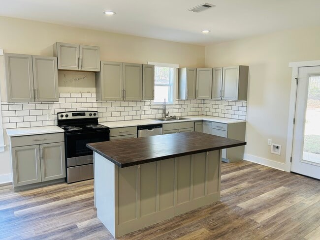 Building Photo - 1212 68th Ct