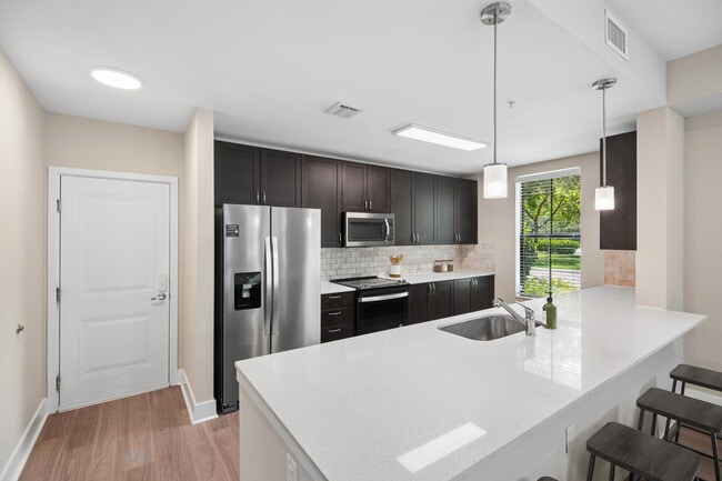 Building Photo - Avalon 850 Boca