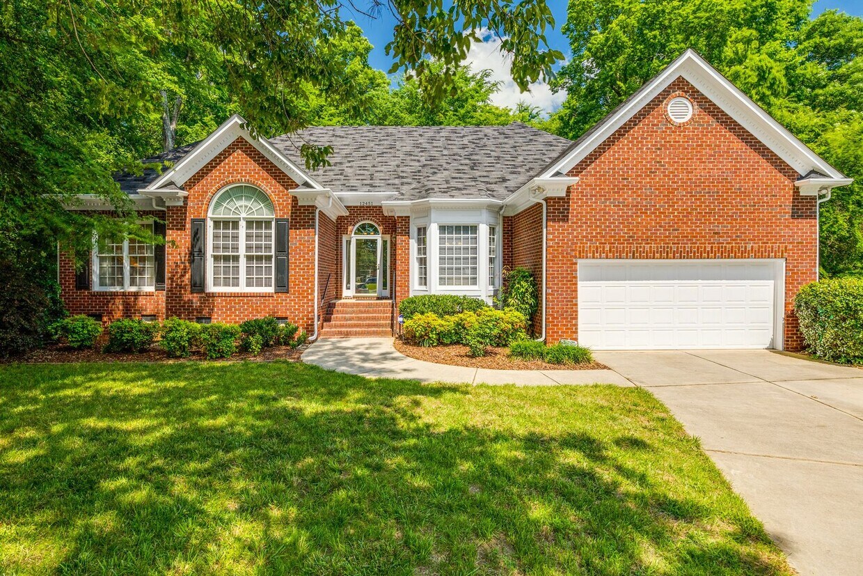 Foto principal - Exceptional 4 Bedroom Ranch in Steele Creek!