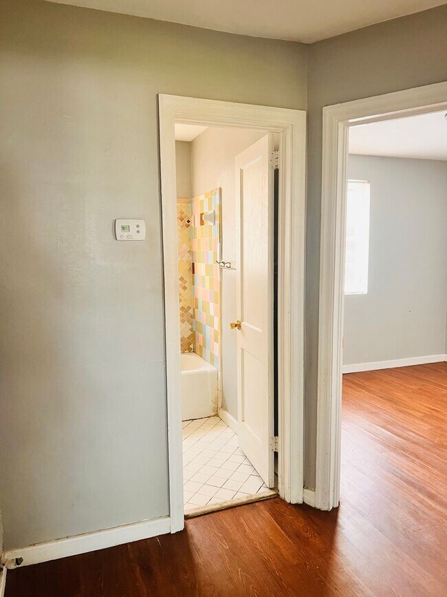 Building Photo - 2 Bedroom, 1 Bath in West Columbia