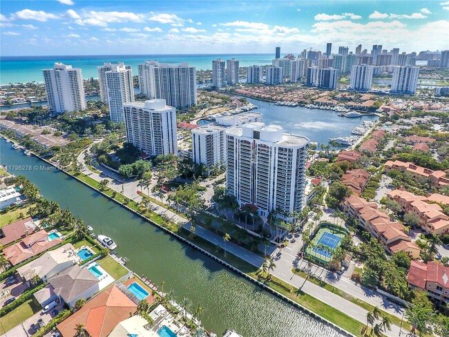 Foto del edificio - 3610 Yacht Club Dr