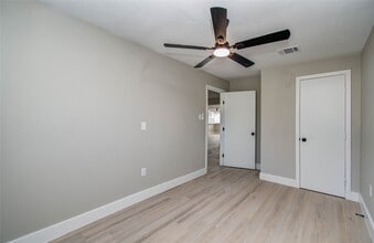 Building Photo - 7918 Bayside Dr