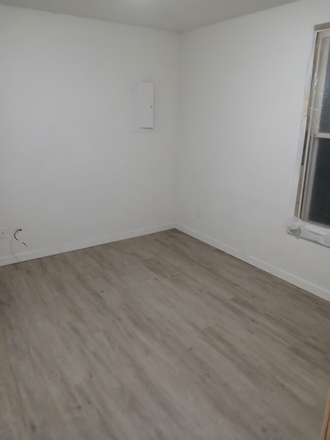 Building Photo - 941 W 8th St