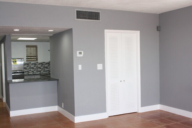 Foto del edificio - 4747 Collins Ave