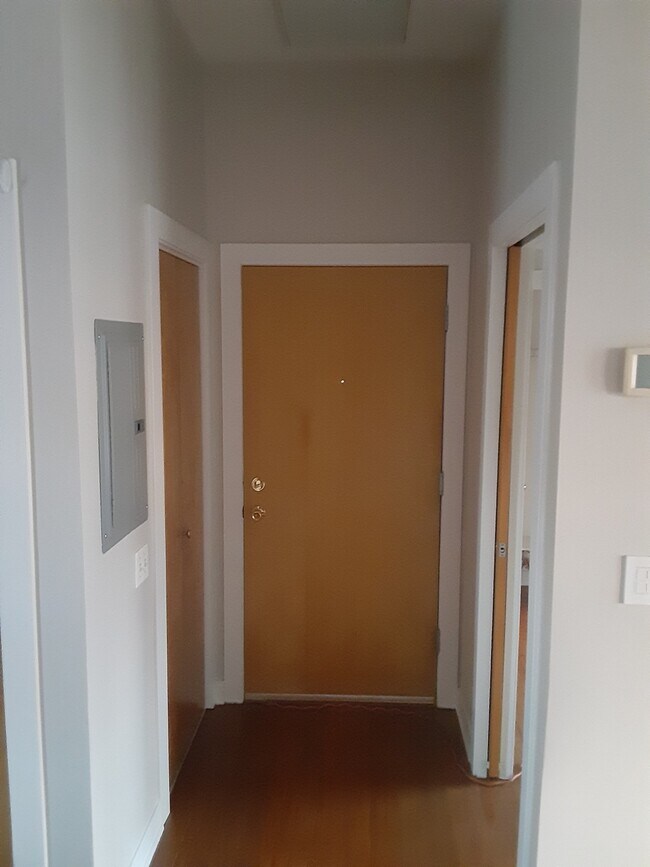 Foto del edificio - 2409 N Clybourn Ave