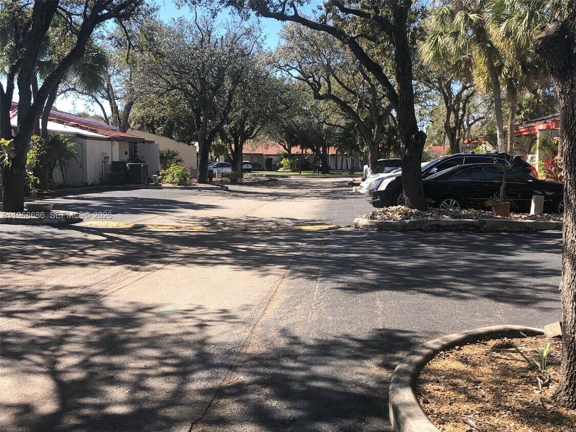 Foto del edificio - 6981 Greentree Ln