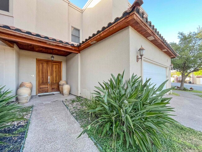 Building Photo - 2110 Bermuda Dr