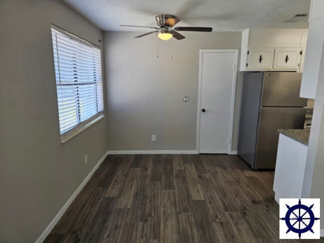 Building Photo - 507 S Highline Dr