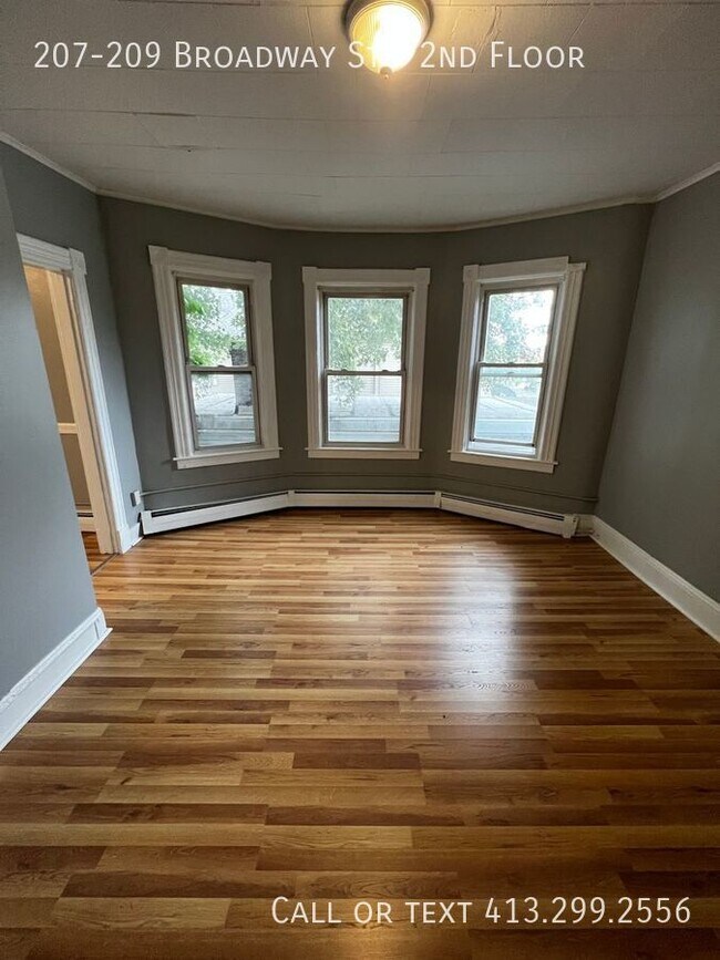Building Photo - Updated 3 Bedroom Unit In Chicopee Falls
