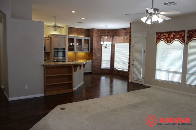 Foto del edificio - Spacious 4 Bed / 2 Bath Home with Pool & Fireplace in Northwest Bakersfield (93312)