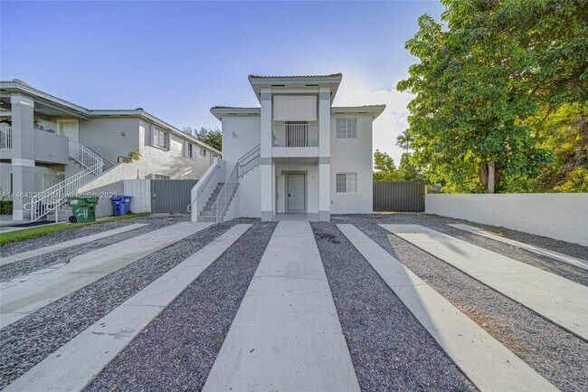 Foto del edificio - $3250 221 SW 78th Pl # 231