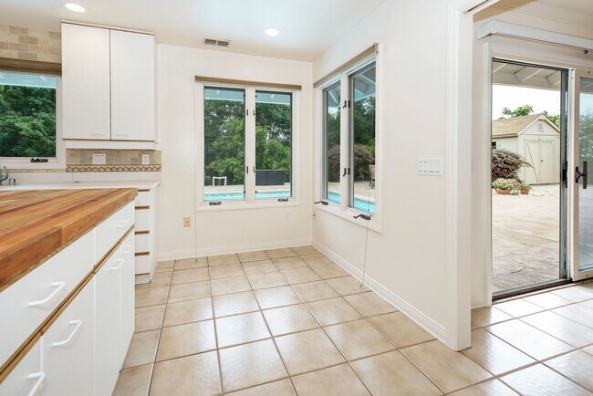 Building Photo - Spacious Single-level Home with a Pool!