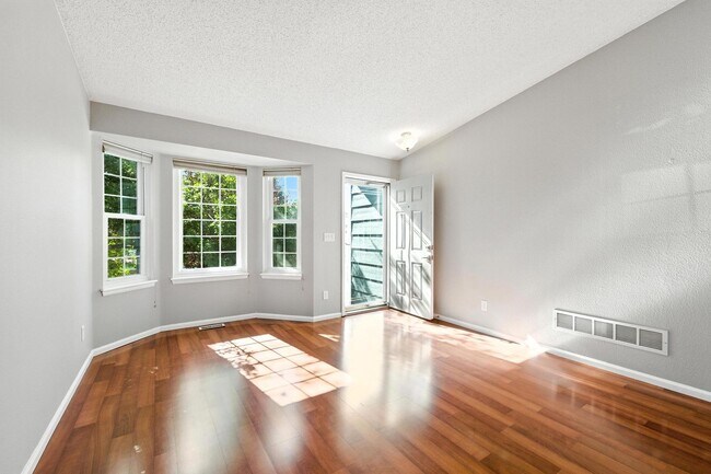 Building Photo - Beautiful, Well-Maintained 4 Bed/4 Bath Ho...