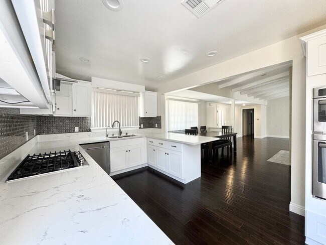 Building Photo - Beautiful 4 Bedroom 3.5 Bathroom Home in t...