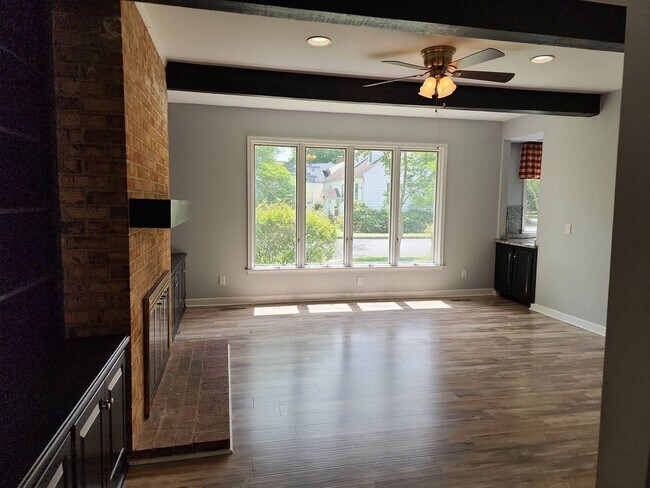 Foto del edificio - Incredible 5 Bedroom Home with Detached Garage in West Point!