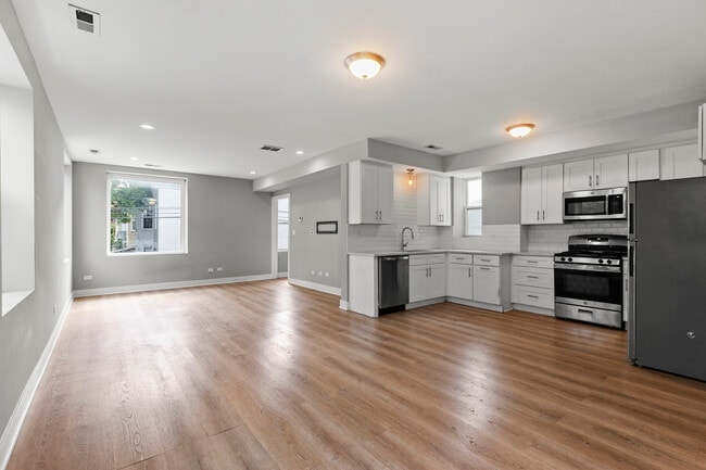 Building Photo - 3701 W Diversey Ave