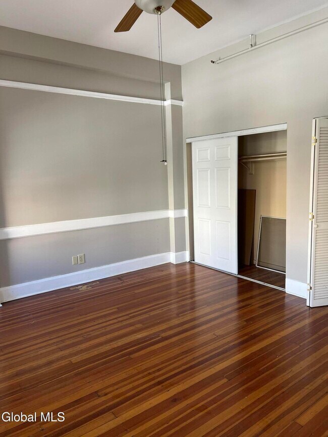 Building Photo - 5 Broadway