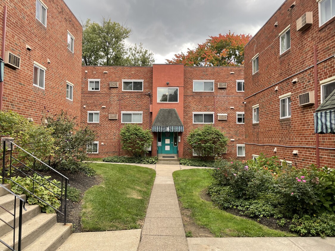 Courtyard - Creek Road Apartments