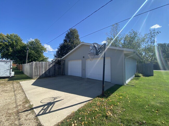 Foto del edificio - 406 Redbird Ave