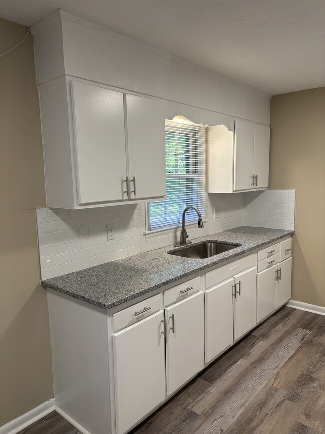 Building Photo - 4849 Rosehill Rd