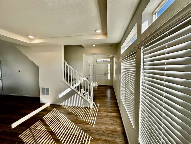 Foto del edificio - "Charming and spacious 3-Bed Sanctuary with 2.5 Baths the Reunion Community in Commerce City!"