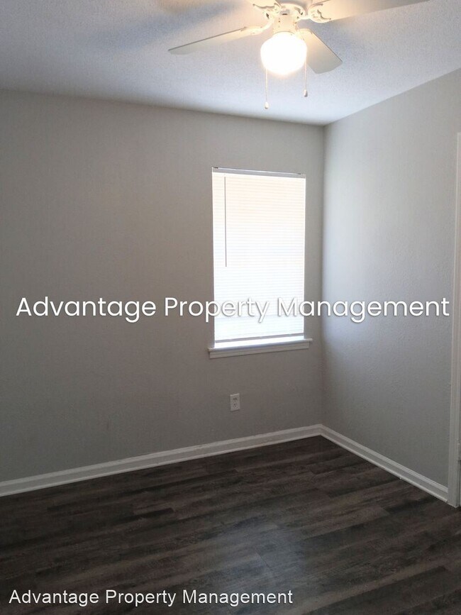 Building Photo - 3 br, 1 bath House - 4553 Valley Stream Dr.