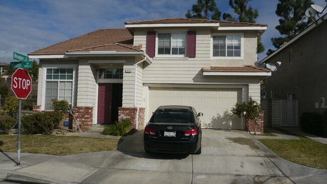 Building Photo - Stunning 3 Bed 3 Bath Duplex in Placentia with Open Floor Plan and Vaulted Ceilings.