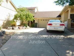 Building Photo - 733 Lakeview Ct