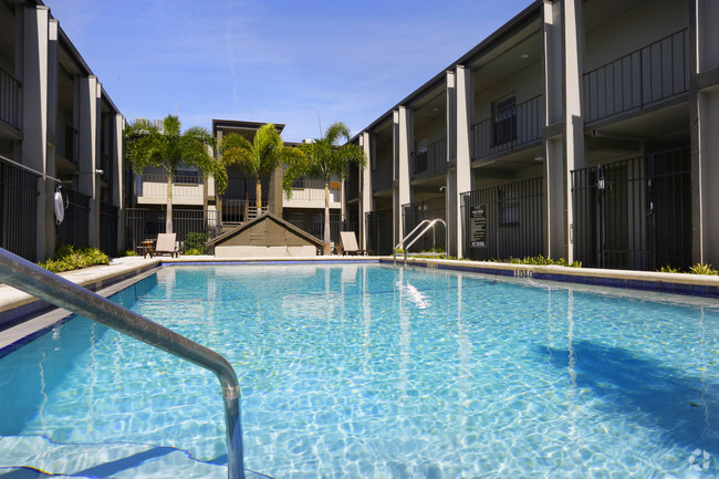 Dos piscinas - Dauphine Apartments